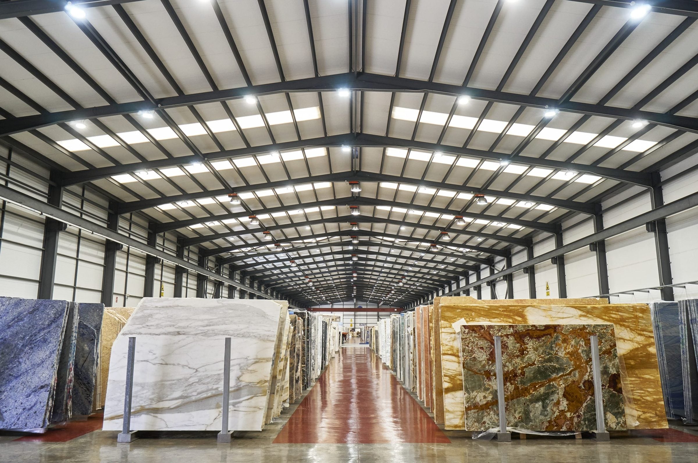 Nave de Gómez Grau con tablas de piedra natural alineadas
