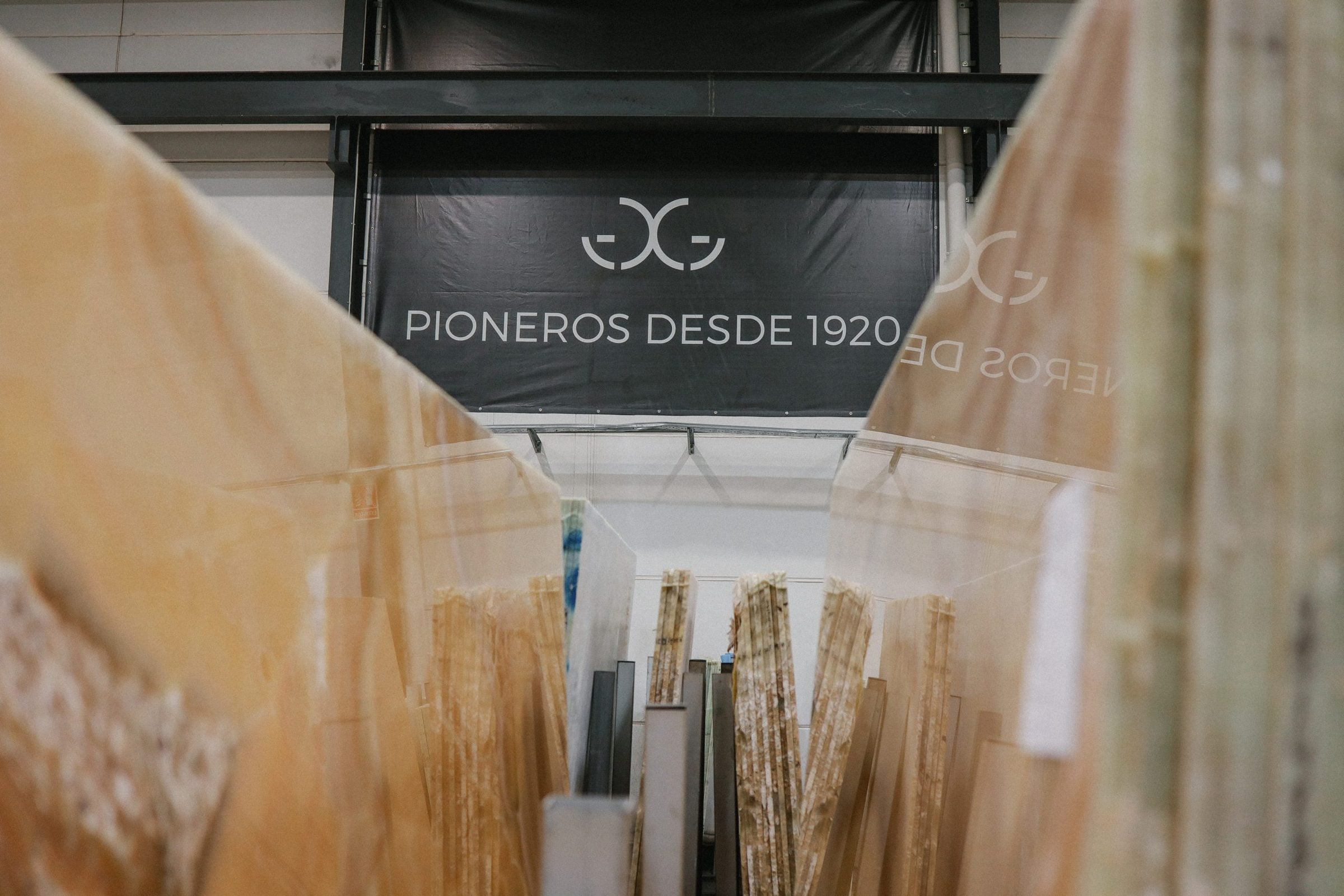 Tablas de ónix frente al cartel Pioneros desde 1920 de Gómez Grau