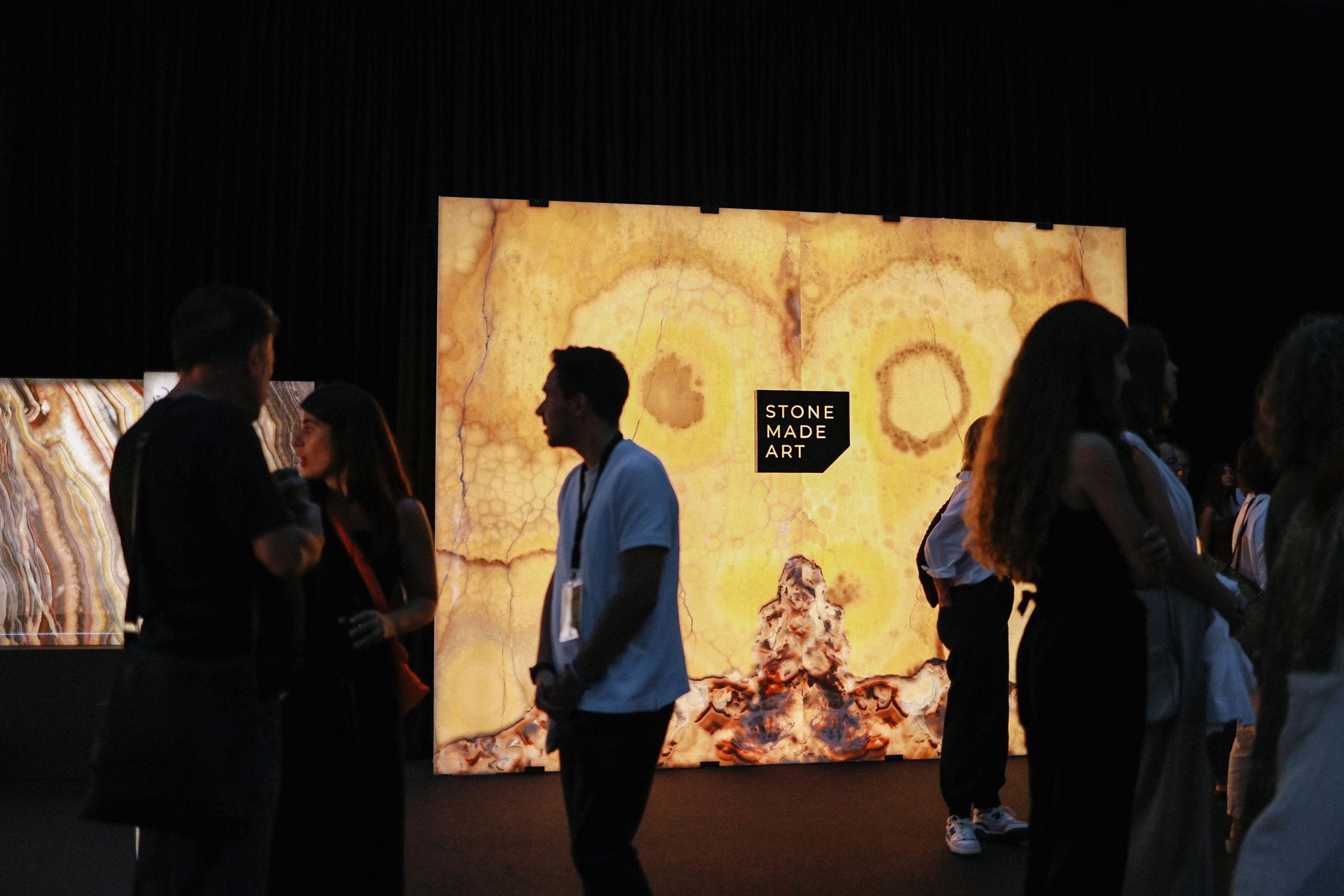 Tabla de ónix retroiluminada con el lema Stone Made Art de Gómez Grau